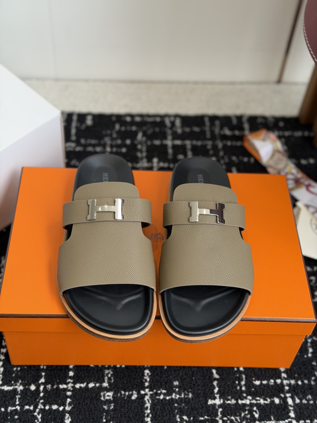 东莞代购级(情侣款）HERMES 爱马仕H拖 Chypre这双经典饰扣拖鞋在专柜是需要靠抢的，特别好搭！
