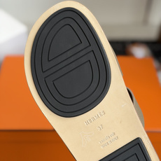 东莞代购级(情侣款)HERMES 爱马仕H拖 Chypre这双经典饰扣拖鞋在专柜是需要靠抢的,特别好搭! 东莞代购级(情侣款)HERMES 爱马仕H拖 Chypre这双经典饰扣拖鞋在专柜是需要靠抢的,特别好搭!