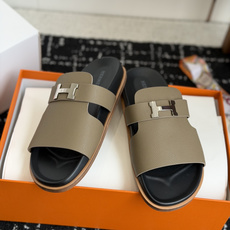 东莞代购级(情侣款)HERMES 爱马仕H拖 Chypre这双经典饰扣拖鞋在专柜是需要靠抢的,特别好搭! 东莞代购级(情侣款)HERMES 爱马仕H拖 Chypre这双经典饰扣拖鞋在专柜是需要靠抢的,特别好搭!
