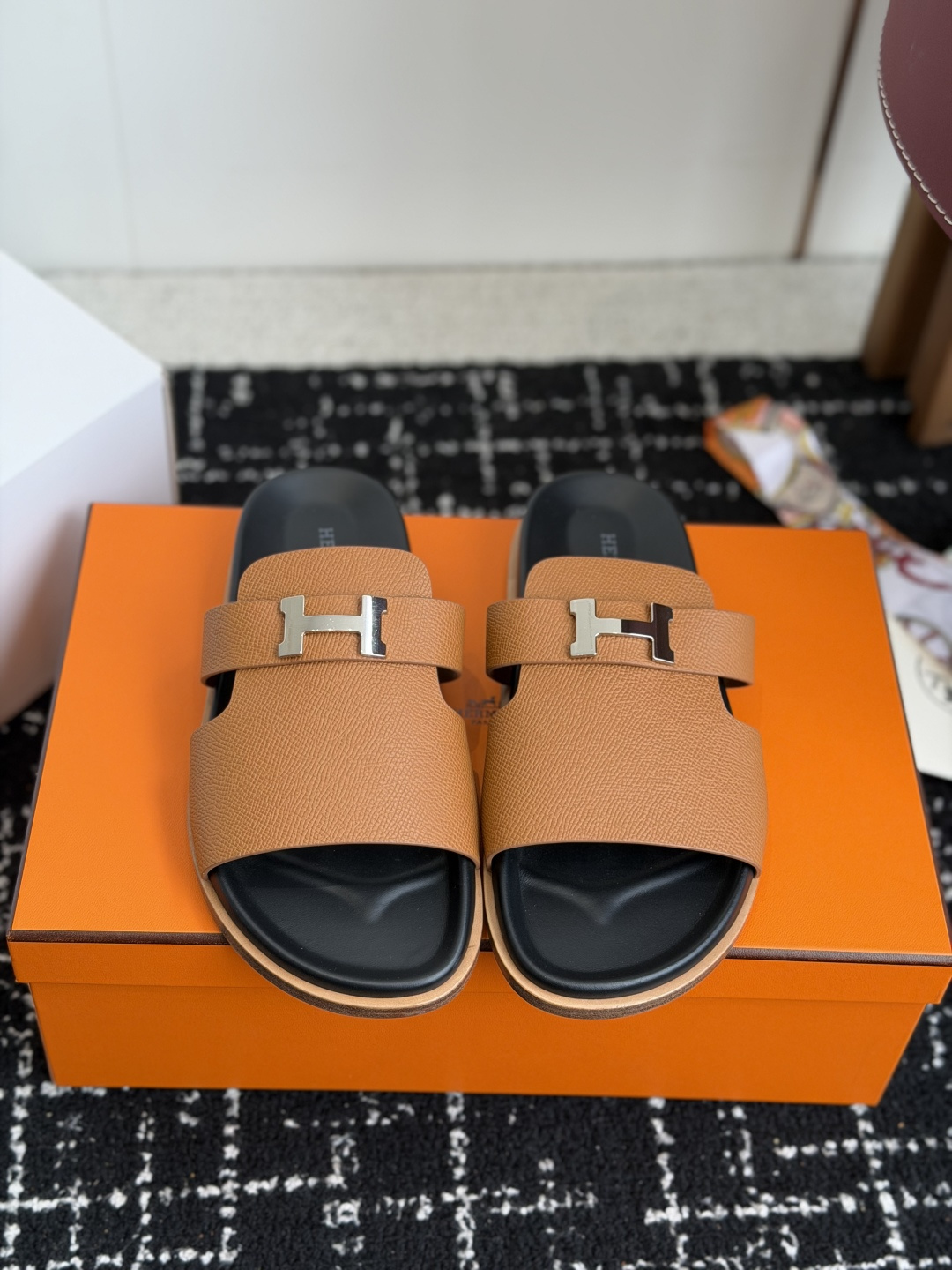 东莞代购级(情侣款）HERMES 爱马仕H拖 Chypre这双经典饰扣拖鞋在专柜是需要靠抢的，特别好搭！