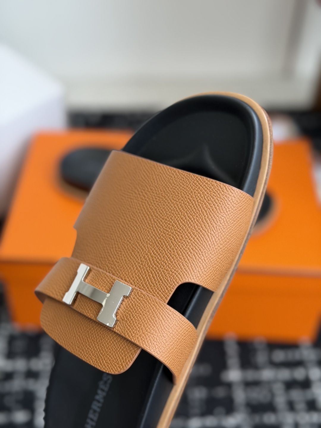 东莞代购级(情侣款)HERMES 爱马仕H拖 Chypre这双经典饰扣拖鞋在专柜是需要靠抢的,特别好搭! 东莞代购级(情侣款)HERMES 爱马仕H拖 Chypre这双经典饰扣拖鞋在专柜是需要靠抢的,特别好搭!
