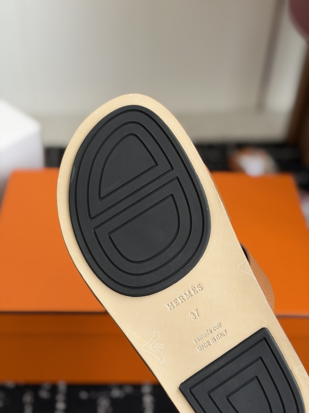 东莞代购级(情侣款)HERMES 爱马仕H拖 Chypre这双经典饰扣拖鞋在专柜是需要靠抢的,特别好搭! 东莞代购级(情侣款)HERMES 爱马仕H拖 Chypre这双经典饰扣拖鞋在专柜是需要靠抢的,特别好搭!