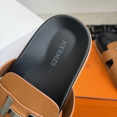 东莞代购级(情侣款)HERMES 爱马仕H拖 Chypre这双经典饰扣拖鞋在专柜是需要靠抢的,特别好搭! 东莞代购级(情侣款)HERMES 爱马仕H拖 Chypre这双经典饰扣拖鞋在专柜是需要靠抢的,特别好搭!