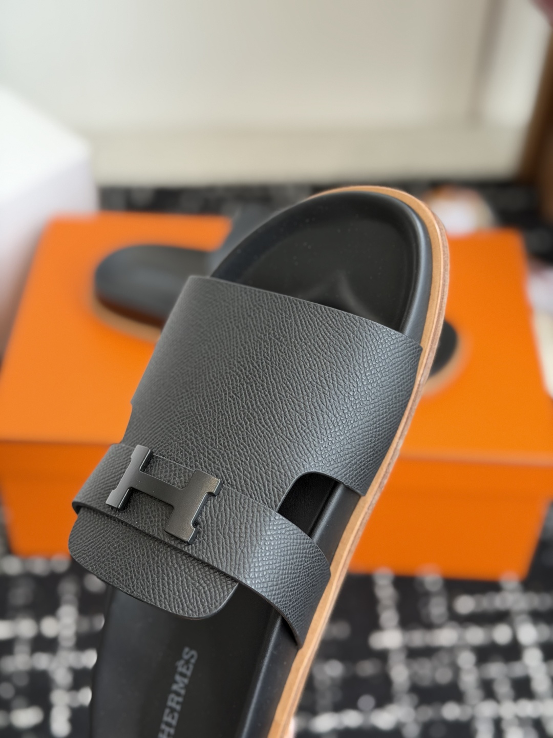 东莞代购级(情侣款)HERMES 爱马仕H拖 Chypre这双经典饰扣拖鞋在专柜是需要靠抢的,特别好搭! 东莞代购级(情侣款)HERMES 爱马仕H拖 Chypre这双经典饰扣拖鞋在专柜是需要靠抢的,特别好搭!