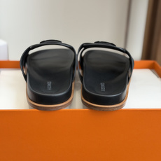 东莞代购级(情侣款)HERMES 爱马仕H拖 Chypre这双经典饰扣拖鞋在专柜是需要靠抢的,特别好搭! 东莞代购级(情侣款)HERMES 爱马仕H拖 Chypre这双经典饰扣拖鞋在专柜是需要靠抢的,特别好搭!