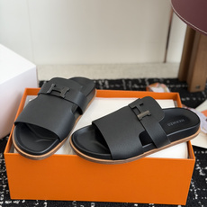 东莞代购级(情侣款)HERMES 爱马仕H拖 Chypre这双经典饰扣拖鞋在专柜是需要靠抢的,特别好搭! 东莞代购级(情侣款)HERMES 爱马仕H拖 Chypre这双经典饰扣拖鞋在专柜是需要靠抢的,特别好搭!