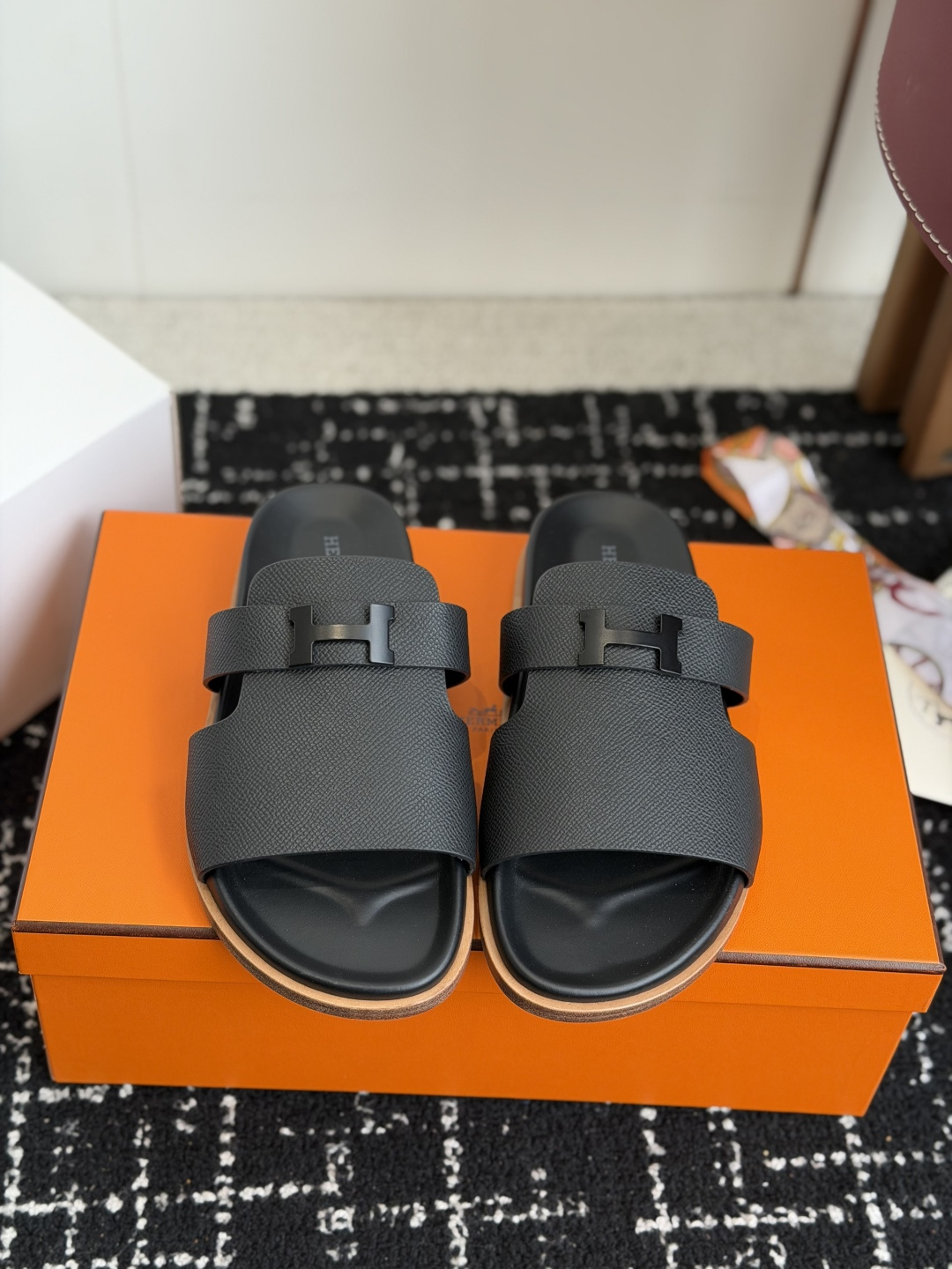 东莞代购级(情侣款）HERMES 爱马仕H拖 Chypre这双经典饰扣拖鞋在专柜是需要靠抢的，特别好搭！