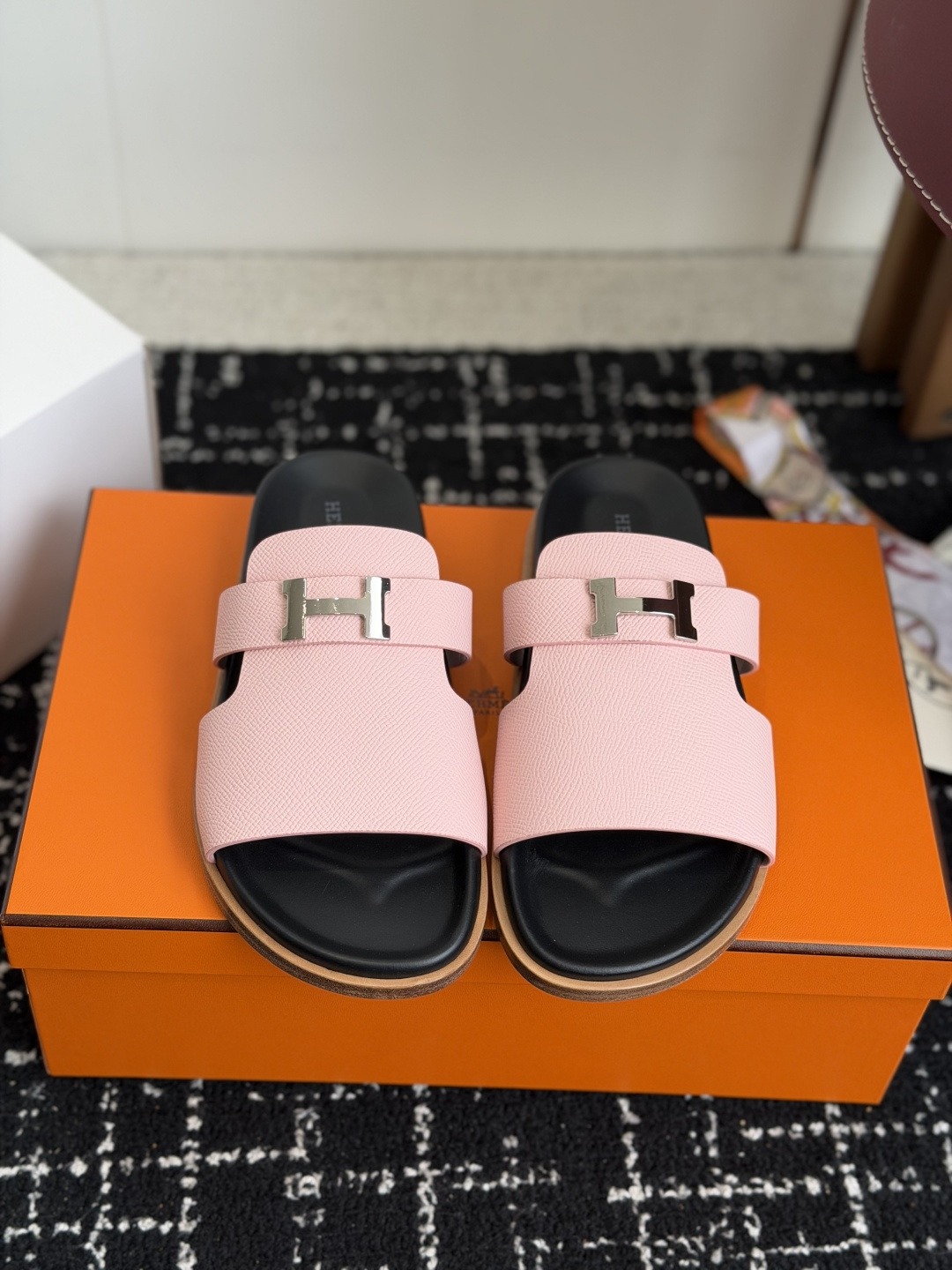 东莞代购级(情侣款）HERMES 爱马仕H拖 Chypre这双经典饰扣拖鞋在专柜是需要靠抢的，特别好搭！