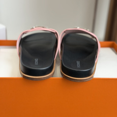 东莞代购级(情侣款)HERMES 爱马仕H拖 Chypre这双经典饰扣拖鞋在专柜是需要靠抢的,特别好搭! 东莞代购级(情侣款)HERMES 爱马仕H拖 Chypre这双经典饰扣拖鞋在专柜是需要靠抢的,特别好搭!