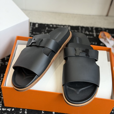 东莞代购级(情侣款)HERMES 爱马仕H拖 Chypre这双经典饰扣拖鞋在专柜是需要靠抢的,特别好搭! 东莞代购级(情侣款)HERMES 爱马仕H拖 Chypre这双经典饰扣拖鞋在专柜是需要靠抢的,特别好搭!