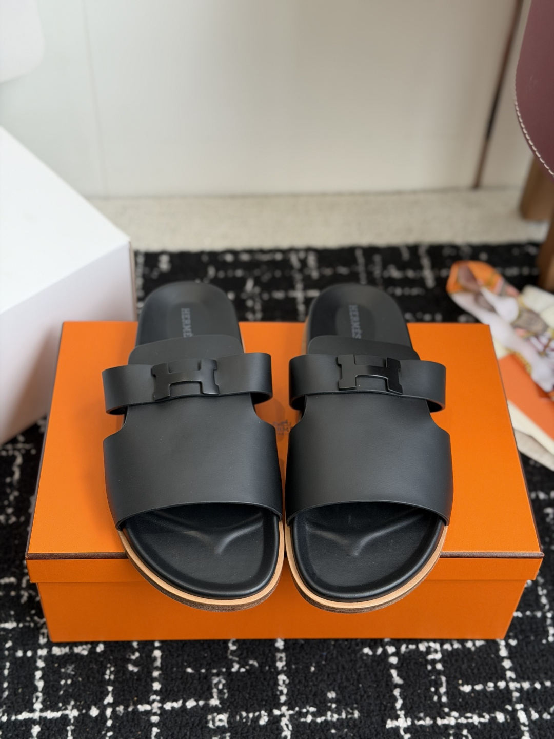 东莞代购级(情侣款）HERMES 爱马仕H拖 Chypre这双经典饰扣拖鞋在专柜是需要靠抢的，特别好搭！