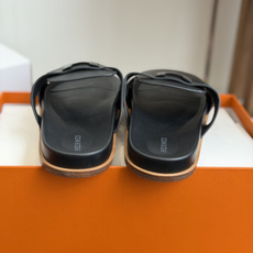 东莞代购级(情侣款)HERMES 爱马仕H拖 Chypre这双经典饰扣拖鞋在专柜是需要靠抢的,特别好搭! 东莞代购级(情侣款)HERMES 爱马仕H拖 Chypre这双经典饰扣拖鞋在专柜是需要靠抢的,特别好搭!