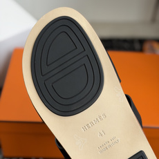 东莞代购级(情侣款)HERMES 爱马仕H拖 Chypre这双经典饰扣拖鞋在专柜是需要靠抢的,特别好搭! 东莞代购级(情侣款)HERMES 爱马仕H拖 Chypre这双经典饰扣拖鞋在专柜是需要靠抢的,特别好搭!