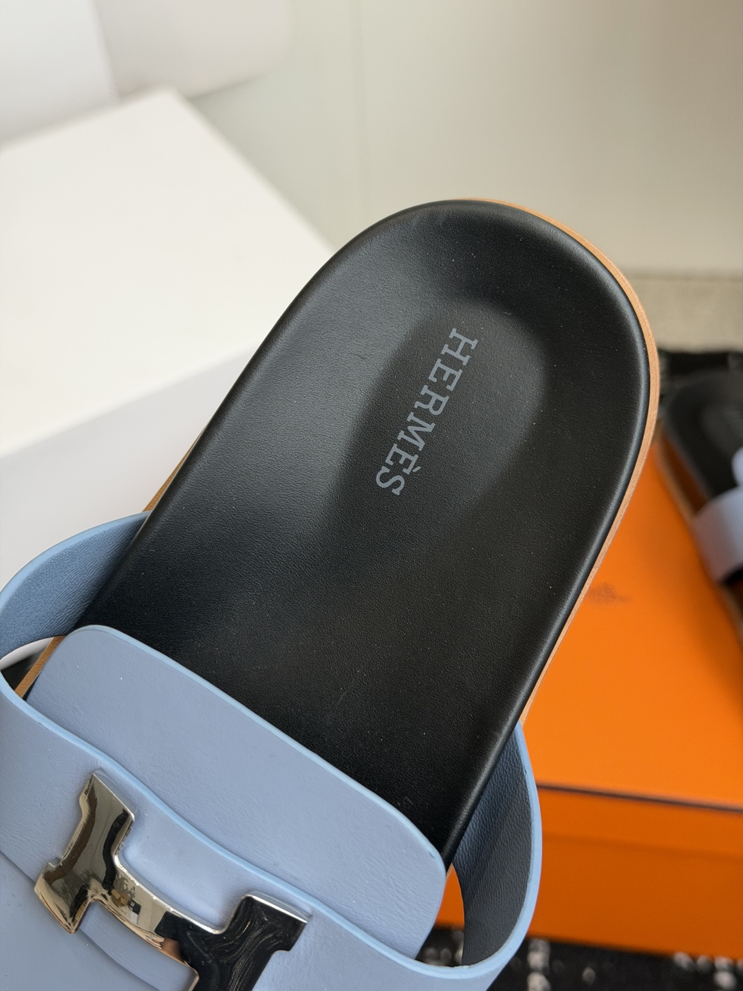 东莞代购级(情侣款)HERMES 爱马仕H拖 Chypre这双经典饰扣拖鞋在专柜是需要靠抢的,特别好搭! 东莞代购级(情侣款)HERMES 爱马仕H拖 Chypre这双经典饰扣拖鞋在专柜是需要靠抢的,特别好搭!