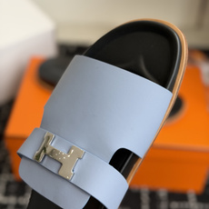 东莞代购级(情侣款)HERMES 爱马仕H拖 Chypre这双经典饰扣拖鞋在专柜是需要靠抢的,特别好搭! 东莞代购级(情侣款)HERMES 爱马仕H拖 Chypre这双经典饰扣拖鞋在专柜是需要靠抢的,特别好搭!