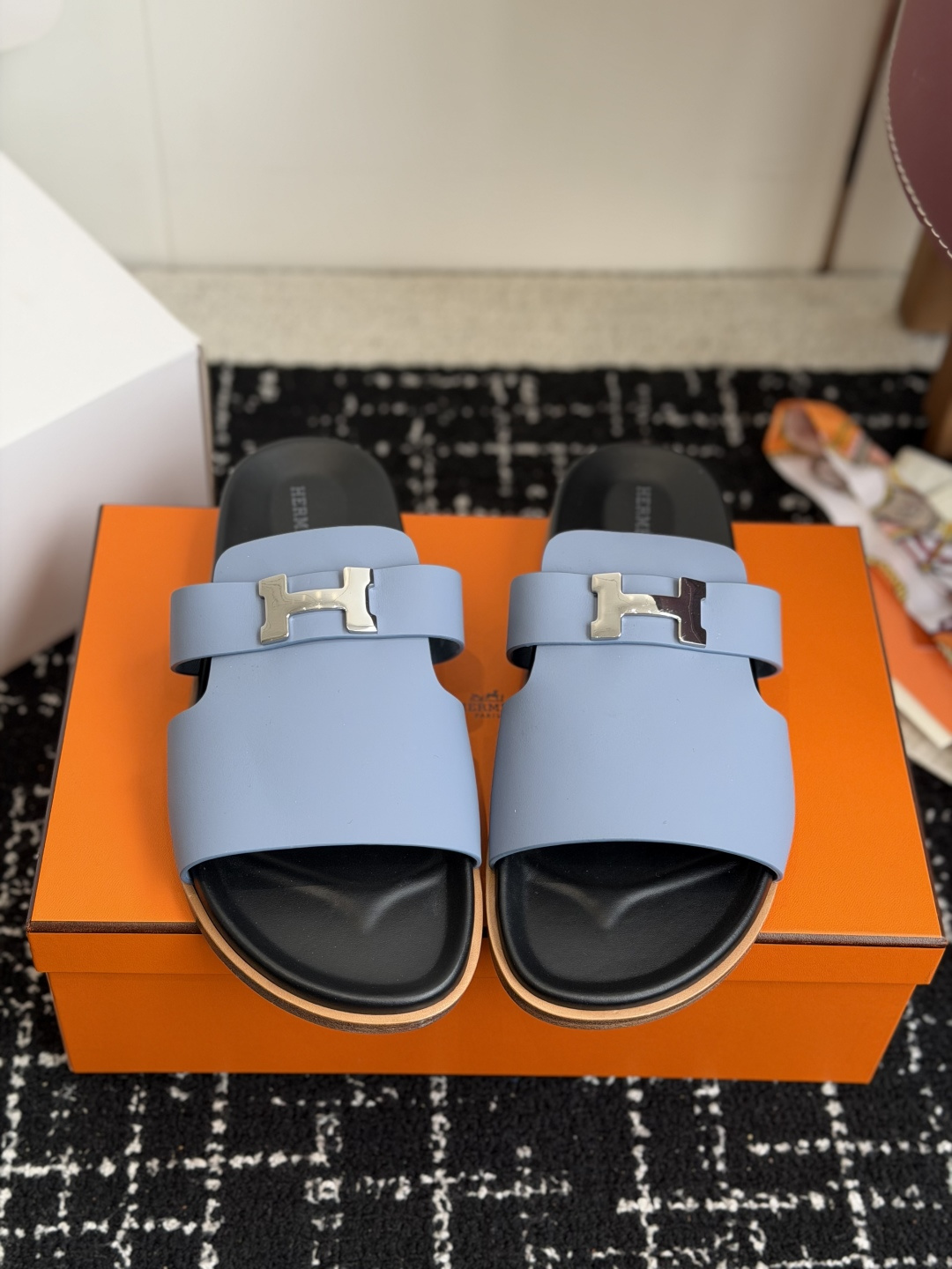 东莞代购级(情侣款）HERMES 爱马仕H拖 Chypre这双经典饰扣拖鞋在专柜是需要靠抢的，特别好搭！