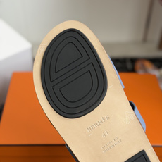 东莞代购级(情侣款)HERMES 爱马仕H拖 Chypre这双经典饰扣拖鞋在专柜是需要靠抢的,特别好搭! 东莞代购级(情侣款)HERMES 爱马仕H拖 Chypre这双经典饰扣拖鞋在专柜是需要靠抢的,特别好搭!