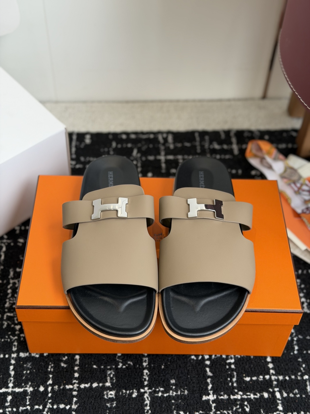 东莞代购级(情侣款）HERMES 爱马仕H拖 Chypre这双经典饰扣拖鞋在专柜是需要靠抢的，特别好搭！