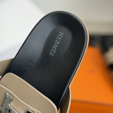 东莞代购级(情侣款)HERMES 爱马仕H拖 Chypre这双经典饰扣拖鞋在专柜是需要靠抢的,特别好搭! 东莞代购级(情侣款)HERMES 爱马仕H拖 Chypre这双经典饰扣拖鞋在专柜是需要靠抢的,特别好搭!