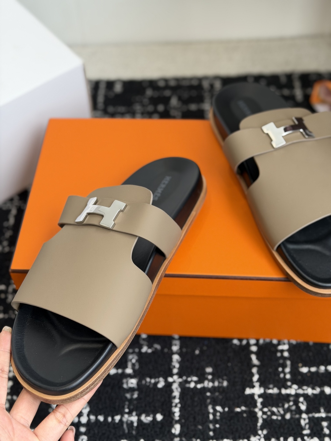 东莞代购级(情侣款)HERMES 爱马仕H拖 Chypre这双经典饰扣拖鞋在专柜是需要靠抢的,特别好搭! 东莞代购级(情侣款)HERMES 爱马仕H拖 Chypre这双经典饰扣拖鞋在专柜是需要靠抢的,特别好搭!