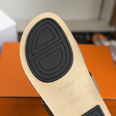 东莞代购级(情侣款)HERMES 爱马仕H拖 Chypre这双经典饰扣拖鞋在专柜是需要靠抢的,特别好搭! 东莞代购级(情侣款)HERMES 爱马仕H拖 Chypre这双经典饰扣拖鞋在专柜是需要靠抢的,特别好搭!