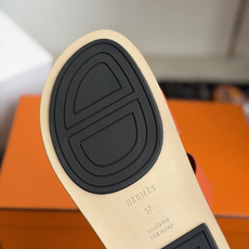 东莞代购级(情侣款)HERMES 爱马仕H拖 Chypre这双经典饰扣拖鞋在专柜是需要靠抢的,特别好搭! 东莞代购级(情侣款)HERMES 爱马仕H拖 Chypre这双经典饰扣拖鞋在专柜是需要靠抢的,特别好搭!