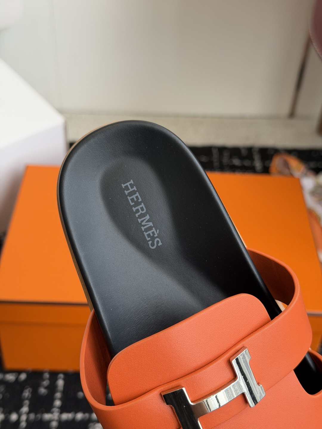 东莞代购级(情侣款)HERMES 爱马仕H拖 Chypre这双经典饰扣拖鞋在专柜是需要靠抢的,特别好搭! 东莞代购级(情侣款)HERMES 爱马仕H拖 Chypre这双经典饰扣拖鞋在专柜是需要靠抢的,特别好搭!