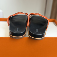 东莞代购级(情侣款)HERMES 爱马仕H拖 Chypre这双经典饰扣拖鞋在专柜是需要靠抢的,特别好搭! 东莞代购级(情侣款)HERMES 爱马仕H拖 Chypre这双经典饰扣拖鞋在专柜是需要靠抢的,特别好搭!