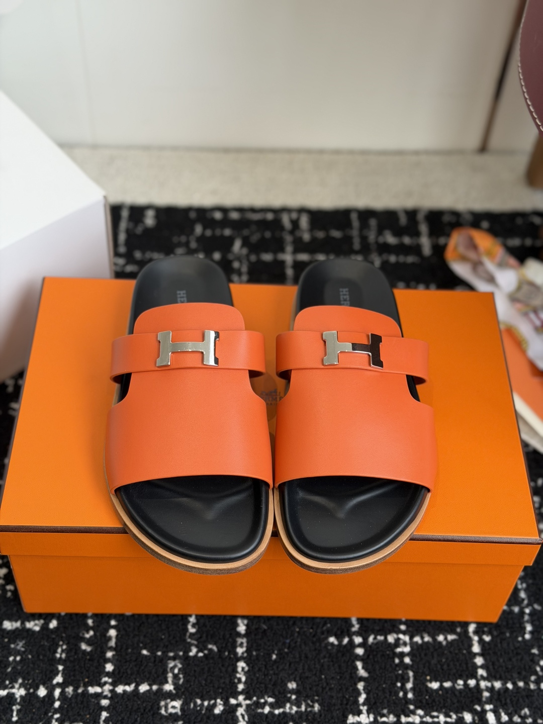 东莞代购级(情侣款）HERMES 爱马仕H拖 Chypre这双经典饰扣拖鞋在专柜是需要靠抢的，特别好搭！