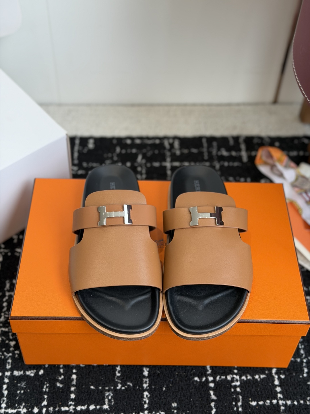 东莞代购级(情侣款）HERMES 爱马仕H拖 Chypre这双经典饰扣拖鞋在专柜是需要靠抢的，特别好搭！