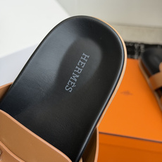 东莞代购级(情侣款)HERMES 爱马仕H拖 Chypre这双经典饰扣拖鞋在专柜是需要靠抢的,特别好搭! 东莞代购级(情侣款)HERMES 爱马仕H拖 Chypre这双经典饰扣拖鞋在专柜是需要靠抢的,特别好搭!