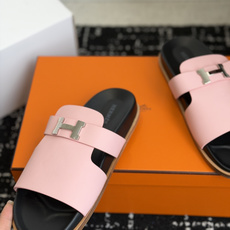 东莞代购级(情侣款)HERMES 爱马仕H拖 Chypre这双经典饰扣拖鞋在专柜是需要靠抢的,特别好搭! 东莞代购级(情侣款)HERMES 爱马仕H拖 Chypre这双经典饰扣拖鞋在专柜是需要靠抢的,特别好搭!