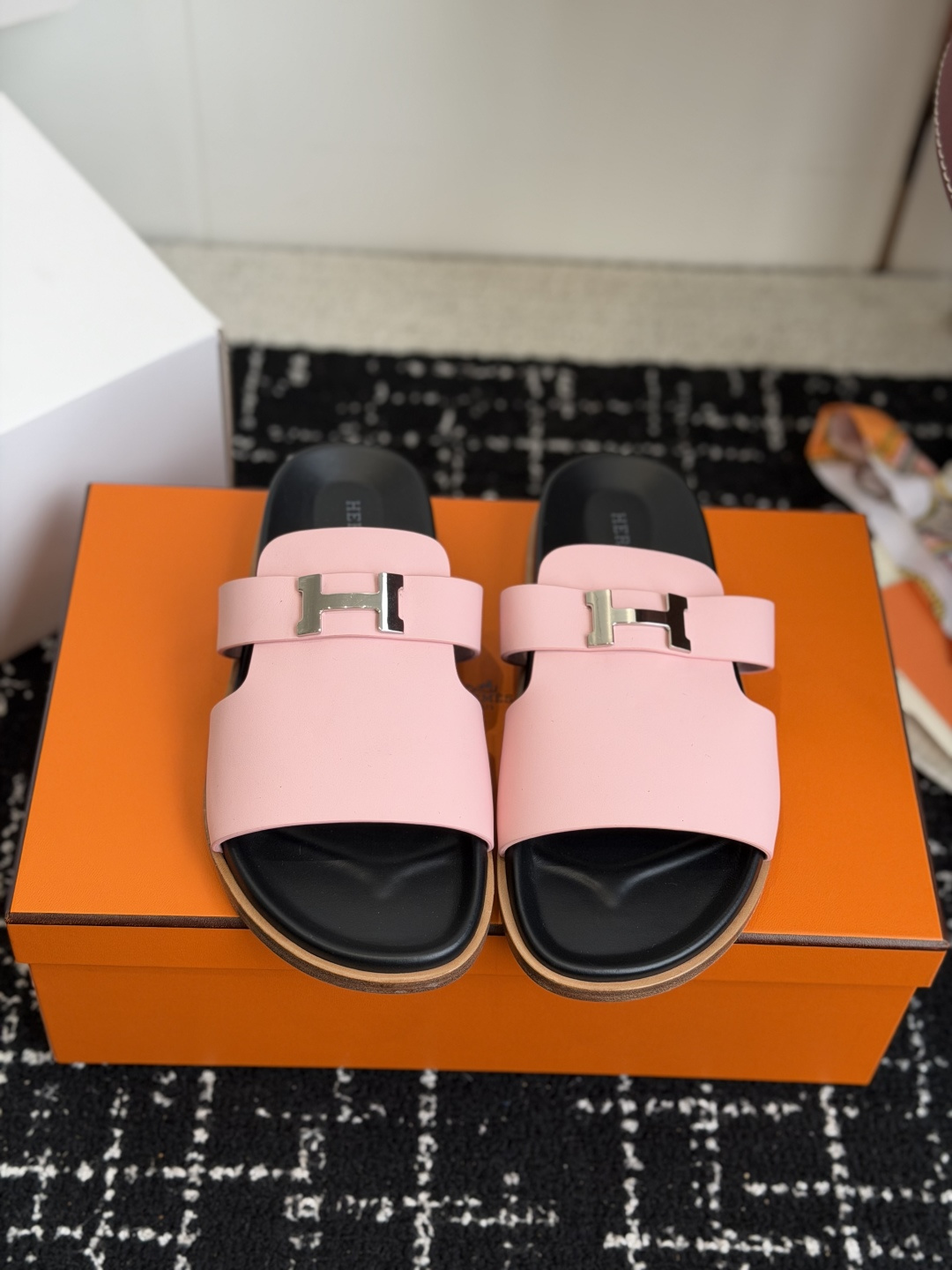东莞代购级(情侣款）HERMES 爱马仕H拖 Chypre这双经典饰扣拖鞋在专柜是需要靠抢的，特别好搭！