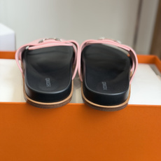 东莞代购级(情侣款)HERMES 爱马仕H拖 Chypre这双经典饰扣拖鞋在专柜是需要靠抢的,特别好搭! 东莞代购级(情侣款)HERMES 爱马仕H拖 Chypre这双经典饰扣拖鞋在专柜是需要靠抢的,特别好搭!