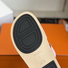 东莞代购级(情侣款)HERMES 爱马仕H拖 Chypre这双经典饰扣拖鞋在专柜是需要靠抢的,特别好搭! 东莞代购级(情侣款)HERMES 爱马仕H拖 Chypre这双经典饰扣拖鞋在专柜是需要靠抢的,特别好搭!