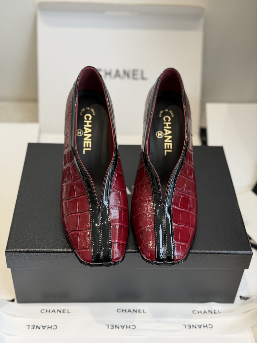 NO:882776,Dongguan purchasing agent CHANEL Xiaoxiang 26ss new model for early spring. Large square toe shoes, retro French elegance, full of high-end sense. Xiang Nai hollow shoes, a pair of shoes that are very popular recently!  The large square toe design directly lengthens the legs!  A very white fairy style. It completely interprets French romance!  The fabric is imported mixed sheepskin, the lining is sheepskin, soft and delicate, 100% comfortable for the feet, beautiful and super feminine at the same time, Italian genuine leather outsole, heel height 9.5cm, Size#35-41 (40 41 custom made, non-returnable), high-heeled shoes, chanel, high heels, sheepskin, Leather soles19860909东莞代购级 CHANEL小香 26ss 早春新款 大方头单鞋,复古法式优雅感,高级感十足 香奶奶中空单鞋,最近很火的一双单鞋！大方头设计直接拉长腿型！很显白的神仙款型.完全诠释法式浪漫！ 面料进口混种羊皮,内里垫脚羊皮,柔软细腻,脚感舒适度百分百,美观的同时又超显女人味,意大利真皮大底 跟高9.5cm Size#35-41（40 41订做不退换）,高跟鞋单鞋,chanel,high heels,sheepskin,Leather soles,Women's Shoes