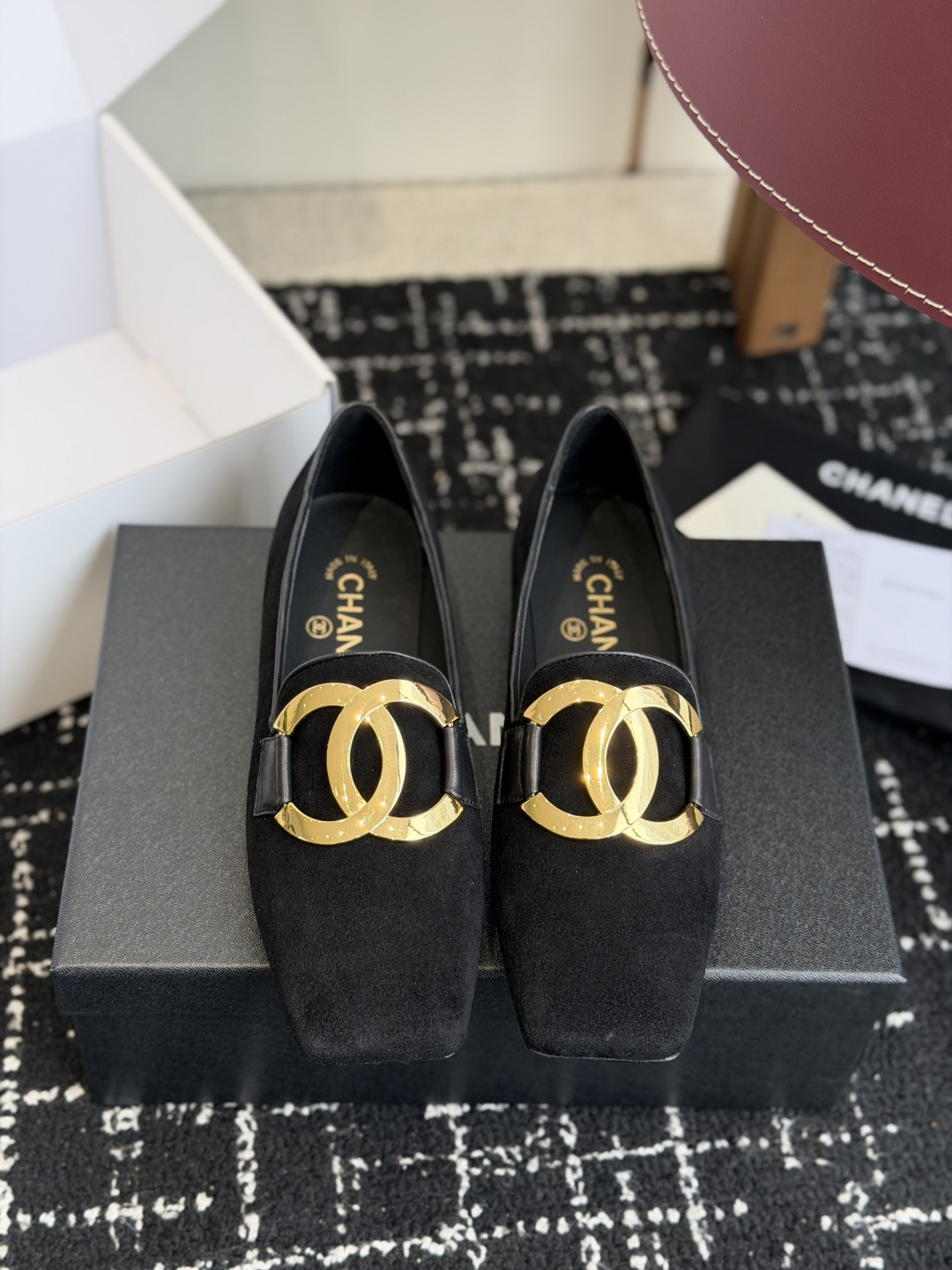 NO:883986,Purchasing agent CHANEL Xiaoxiang 26ss new autumn style large square toe gold buckle single shoes, retro French elegance, full of high-end sense. Xiangnan large gold buckle single shoes loafers, a pair of shoes that are very popular recently!  The large square toe design directly lengthens the legs!  A very white fairy style. It completely interprets French romance!  Fabric imported sheepskin/patent leather/Sheep leather lining, sheepskin lining, Italian genuine leather outsole Size#35-41 (40 41 customized, non-refundable), single shoes, chanel, loafers, sheepskin, sheep, Leather soles19860909代购级 CHANEL小香 26ss 秋季新款 大方头大金扣单鞋,复古法式优雅感,高级感十足 香奶奶大金扣单鞋乐福鞋,最近很火的一双单鞋！大方头设计直接拉长腿型！很显白的神仙款型.完全诠释法式浪漫！ 面料进口羊皮/漆皮/羊京 内里垫脚羊皮 大底意大利真皮大底 Size#35-41（40 41订做不退换）,单鞋,chanel,loafers,sheepskin,sheep,Leather soles,Women's Shoes