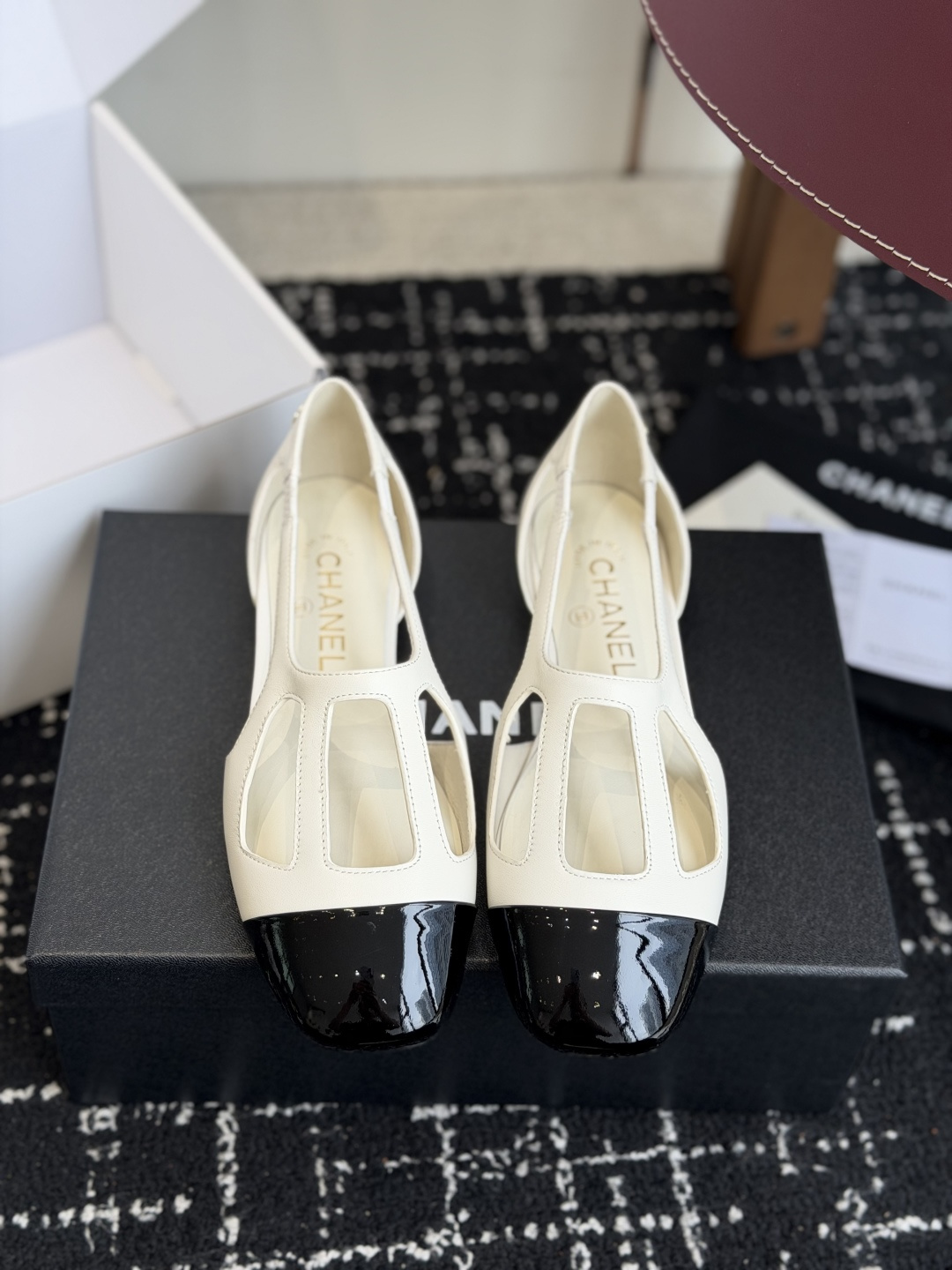 NO:883997,Purchasing agent level 26ss new spring and summer Chanel Xiaoxiang square round toe hollow shoes. This season's most popular Mary Jane, every issue of Mary Jane is sold out. This year's top wardrobe must belong to it. It is versatile and super slim. I really love it. Sisters must buy it!  Upper imported sheepskin/patent leather lining foot pads sheepskin lining Italian genuine leather outsole Size 35-41 (40 41 customized, non-returnable), single shoes, chanel, mary jane, sheepskin, Leather soles19860909代购级 26ss 春夏新款Chanel小香方圆头镂空单鞋 本季最仙玛丽珍大爆款,每一期玛丽珍都被抢光,今年衣橱的Top肯定属它了,上脚百搭超显瘦,真的超级爱了,姐妹们一定要买它！ 鞋面进口羊皮/漆皮 内里垫脚羊皮内里 鞋底意大利真皮大底 Size35-41（40 41 订做不退换）,单鞋,chanel,mary jane,sheepskin,Leather soles,Women's Shoes