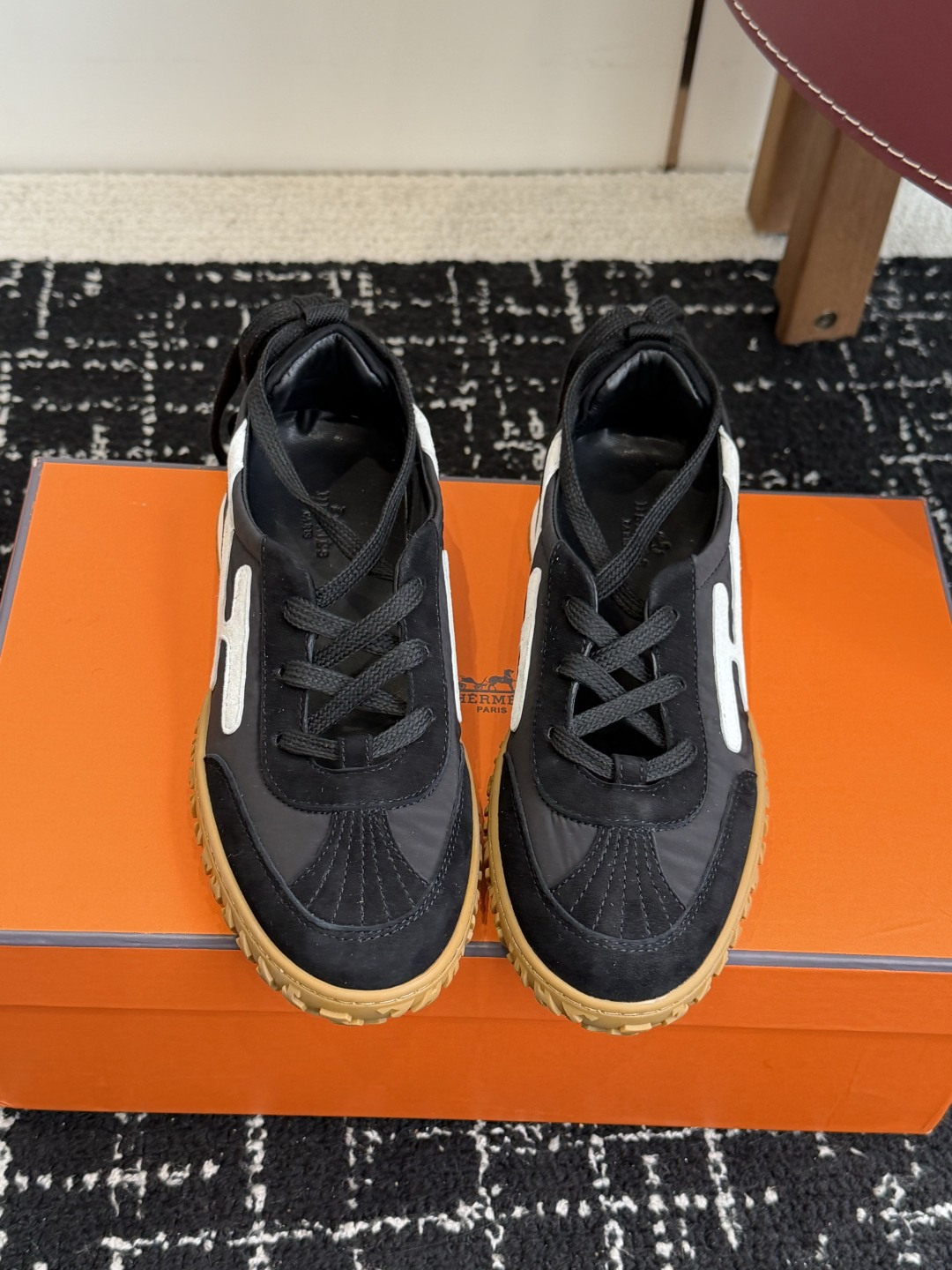 NO:885392,Purchasing-grade Hermes sneakers are simply the perfect companion for daily commuting and leisure time all year round!  The shoe shape is designed according to the original version. It is very tolerant, comfortable, light and non-picky. It is simple and versatile, especially the classic H logo on the side. People can recognize it at a glance as a Hermès masterpiece and show your extraordinary taste. The upper is made of original customized imported first-layer suede, which is a heavy material regardless of cost!  After repeated fine polishing by craftsmen, the leather surface presents a delicate and smooth velvet texture, which is light and comfortable to the touch. It is extremely breathable and wear-resistant, giving you a retro and modern charm with every step you take. The toe part is designed to be round and full, neither too sharp and abrupt nor too bulky. It modifies the foot shape just right and makes your feet look more slender and slender.  The mark thread stitching on the toe is made of high-quality mark thread from Malaysia, and the stitching is fine and even, which not only enhances the firmness and durability of the toe, but also plays a decorative role and improves the overall aesthetics. The design of the heel part is even more considerate, with pleated elastic design and thickened soft foam, which feels elastic and soft, as if walking on the clouds. This design not only effectively reduces the possibility of foot grinding, but also prevents the heel from falling off, making you walk more confidently and steadily.  The sheepskin lining is used to cushion the feet, which is comfortable and soft to the touch, and fits the feet like a second layer of skin. Wearing it, you no longer have to worry about stuffy feet and smelly feet. What’s more worth mentioning is that the mid-layer is also made of leather and has an exclusive code!  This is a detail that many market versions cannot achieve, which is enough to prove its high quality and uniqueness. It is very flexible, can withstand bending and recover quickly, and does not deform after long-term wear. It is comfortable and light when walking, without stiffness. The main thing is lightness and comfort. The soft sole and soft surface enhance the foot feel, making every step you take like walking on the clouds. Material information Fabric; original custom-made imported top-layer suede, imported soft sheepskin lining, original open-molded anti-slip rubber sole  Size #Female 35-40 (40, custom made, non-returnable, casual shoes/sports shoes, hermes, hermes, sneakers, sheepskin, chamois leather19860909代购级 Hermes爱马仕运动鞋,简直就是一年四季日常通勤、休闲时光的绝佳伴侣！ 鞋子按照原版打版调试的鞋型,整体包容性强 上脚舒适轻便不挑脚,简约大气又百搭,特别是侧边的经典H侧标志,让人一眼就能认出这是爱马仕的杰作,彰显你的不凡品味. 鞋面采用的是原版定制的进口头层麂皮,这种材料可是不计成本的重磅用料哦！经过工匠们的反复精细打磨处理,皮面呈现出细腻而柔滑的绒毛质感,触感轻盈舒适,穿着起来透气性极佳,还耐磨损,让你每一步都散发出复古摩登的韵味. 鞋头部分设计得圆润饱满,既不会过于尖锐显得突兀,也不会过于笨重,恰到好处地修饰了脚型,让你的脚部看起来更加纤细修长. 鞋头上的马克线锁边,采用的是大马家优质马克线紧密缝制,针脚细密均匀,既增强了鞋头的牢固度与耐用性,又起到了装饰作用,提升了整体的美观度. 后跟部分的设计更是贴心,褶皱松紧设计加上填充加厚的软泡,触感Q弹软糯,仿佛云端漫步.这样的设计不仅有效降低了磨脚的可能性,还能防止掉跟,让你走路更加自信稳健. 羊皮内里垫脚,触感舒适柔软,仿佛第二层肌肤般贴合脚部.穿上它,再也不用担心闷脚、脚臭的问题了.更值得一提的是,中底层也是皮里的,而且还有专属编码！这可是很多市场版本都做不到的细节哦,足以证明它的高品质与独特性. 柔韧性特别好,耐弯折恢复迅速,久穿不变形.走路时舒适轻盈,不板脚,主打的就是轻便舒适.软底软面的做法更是加持了脚感,让你每一步都如同行走在云端之上. 材质信息 面料；原版定制进口头层麂皮 内里进口柔软羊皮 鞋底原版开模防滑橡胶材质 Size#女35-40（40订做不退换,休闲鞋/运动鞋,hermes,hermes,sneakers,sheepskin,chamois leather,Women's Shoes