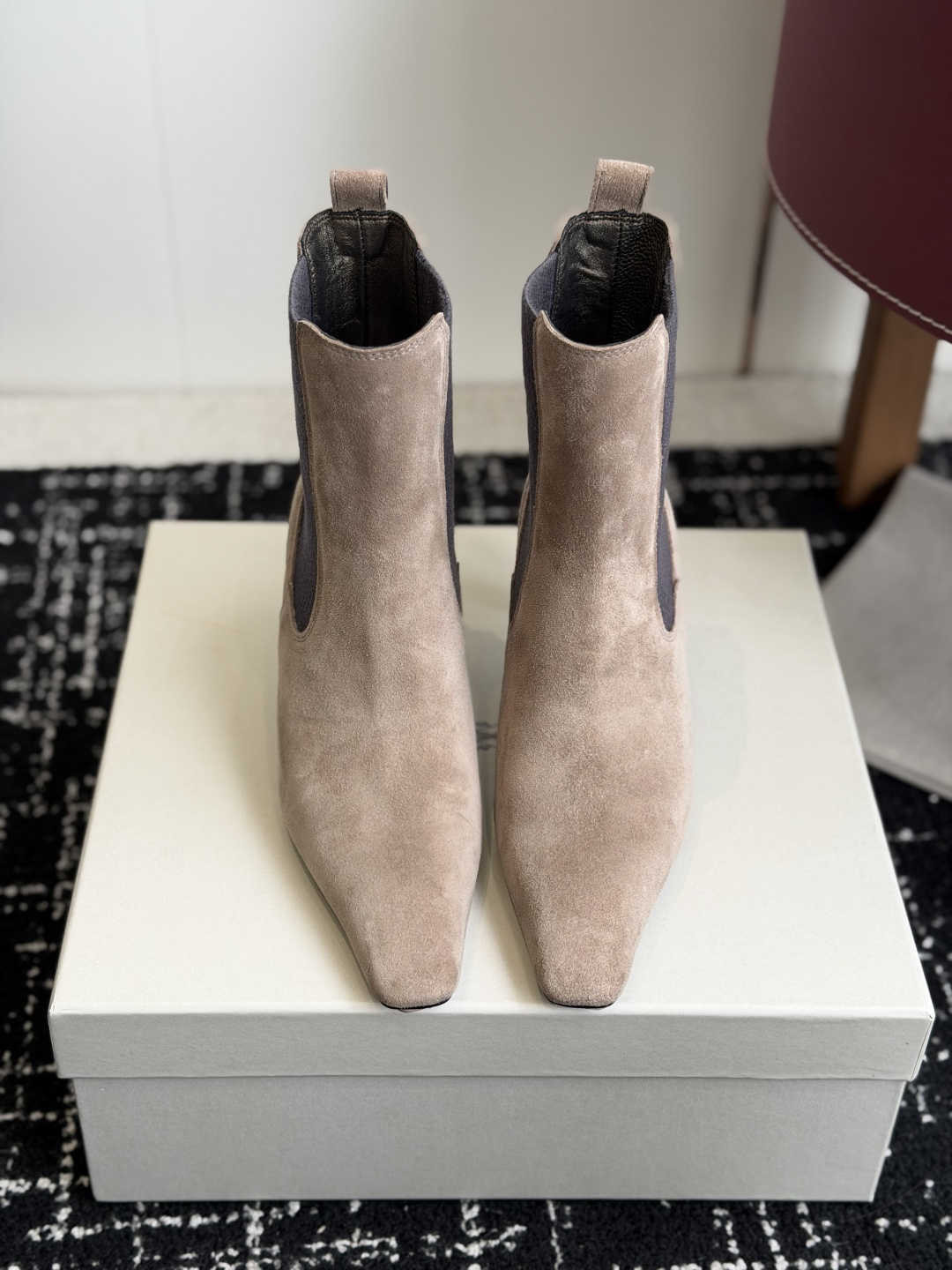 NO:885369,Purchasing agent Brunello Cucinelli's ingenious products bc's new fashionable, simple, versatile, casual and slim Chelsea boots are a must-have in autumn and winter. This pair of Chelsea boots can be called the ultimate evolutionary version of Mule slippers - if our slippers had not received countless praises, how could we create this short boot?  The simple and elegant square-toe design abandons all redundant decorations and interprets low-key luxury to the extreme. The moment you put it on, only the toes know this secret comfort~ The gold boot shaft is highly accurately stuck on the slimmest part of the calf, visually elongating the leg line. The upper is made of high-mercerized cow suede material, with a soft matte effect on the surface and a smooth and comfortable touch like velvet.  It has rich visual effects and can show subtle changes in light and shadow under different light angles. Not only does it have excellent wear resistance and durability, but daily maintenance is also extremely simple. You only need to gently smooth it in the direction of the pile to maintain it in the best condition!  I personally recommend the light apricot color the most. It comes with a high-end filter, which makes it more elegant than the ordinary off-white color. It is so gentle that you can squeeze water~ This year’s most popular lazy slip-on design takes only 3 seconds to put on and take off, so you no longer have to rush to catch the subway!  I would like to praise this suede fabric with perfect texture!  It feels as soft as clouds, has no creases when walking, and has a more autumn and winter atmosphere than smooth leather. 'True luxury is never ostentatious' - this pair of boots is the best interpretation. Whether paired with jeans or a wool coat, it can instantly enhance the overall texture. The natal boots for girls with good legs, when should you not buy them now?  The fabric is imported cow suede, the lining is imported pearlescent sheepskin, the outsole is genuine leather, the size is 35-42 (customized for 40, 41, 42), boots, brunello cucinelli, boots, slippers, jeans, sheepskin, gold, Leather soles19860909代购级 BrunelloCucinelli匠心臻品 bc新款时尚简约百搭休闲瘦瘦切尔西靴秋冬必入卷 这双切尔西靴堪称穆勒拖的终极进化版——若不是我们拖鞋收获无数好评,怎会匠心打造这款短靴？简约大气的方头设计,摒弃一切冗余装饰,将低调奢华演绎到极致.穿上它的那一刻,唯有足尖知晓这份隐秘的舒适～ 黄金靴筒高度精准卡在小腿最纤细处,视觉拉长腿部线条 鞋面精选高丝光牛反绒材质,表面呈现出柔和哑光效果,触感如丝绒般柔滑舒适 视觉效果丰富,在不同光线角度下能呈现微妙的光影变化,不仅具备优异的耐磨耐用特性,日常维护也极为简便,只需顺绒毛方向轻轻抚平即可保持最佳状态！ 我个人最推荐浅杏色,它自带高级滤镜,比普通米白更显气质, 温柔得能掐出水来~今年最火的懒人一脚蹬设计,穿脱只要3秒钟,赶地铁再也不手忙脚乱啦！ 重点夸夸这个质感满分的反绒面料！摸起来像云朵般柔软,穿着走路完全没折痕,比光面皮更有秋冬氛围感. '真正的奢华从不张扬'——这双靴子就是最好的诠释.无论搭配牛仔裤还是羊毛大衣,都能瞬间提升整体质感.腿精女孩们的本命靴,现在不入手更待何时？ 面料进口牛反绒 内里进口珠光羊皮里 大底真皮大底 码数35-42（40、41、42定做）,靴子,brunello cucinelli,boots,slippers,jeans,sheepskin,gold,Leather soles,Women's Shoes