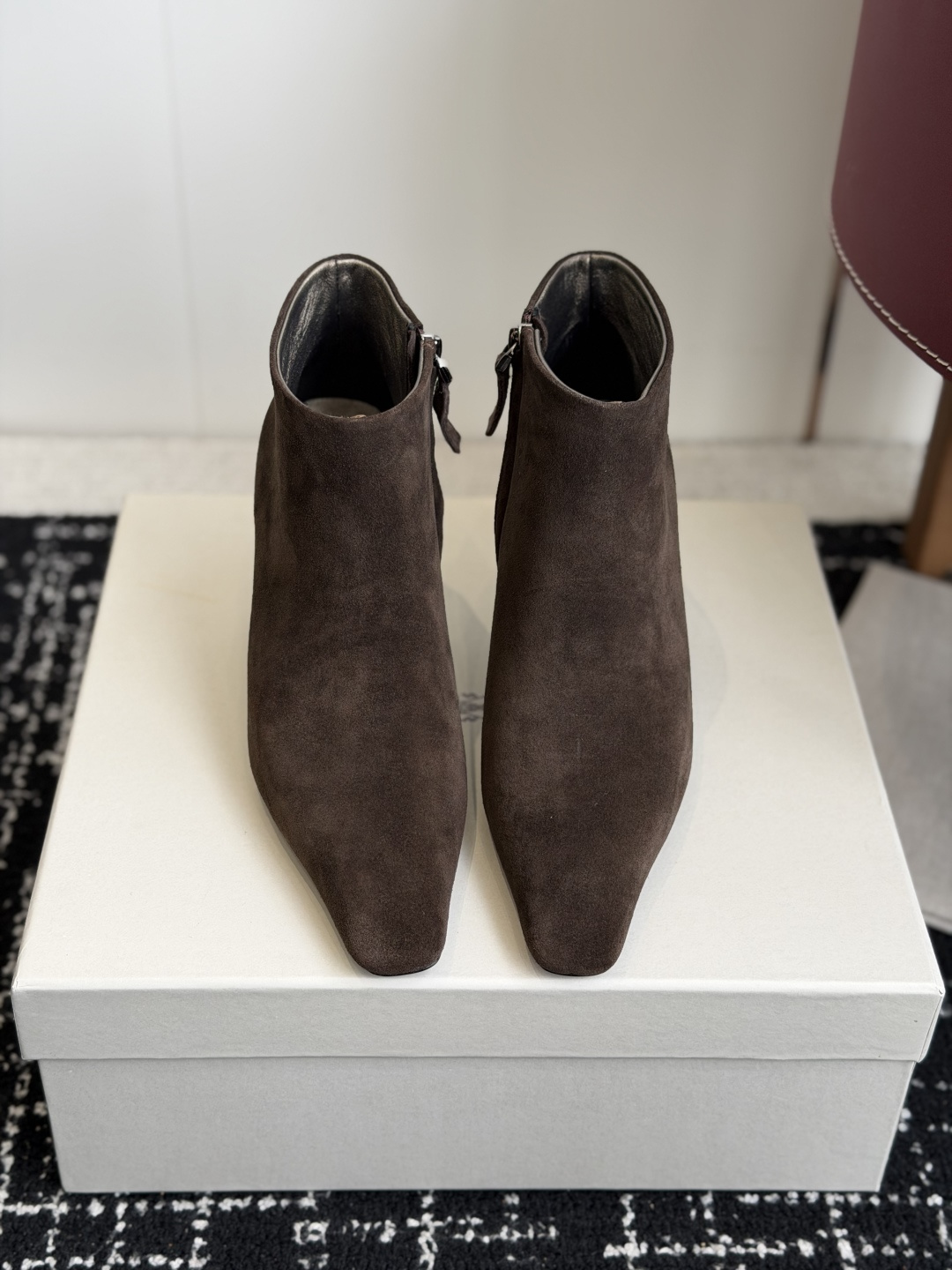 NO:885377,Purchasing agent for the latest 2026 Brunello Cucinelli stiletto boots, the real thing looks 10,000 times better than the official website picture!  !  BC, please understand for yourself, this brand is one of the top cashmere brands in the world. It is a top luxury brand; it is a brand known as the King of Cashmere!  Expose your slender lines and make your legs look longer in seconds. Wear it in winter and pair it with a coat or leather jacket to look like a super heroine!  Such long-legged and fashionable high-heeled short boots, if you don’t buy them now, wait until later!  The upper of the boots is made of the same type of cowhide velvet from Italy's top luxury brand. It feels super textured and looks like a high-end product at first glance!  The channel is genuine, but the inventory is not much, and the code may be broken at any time, so it’s time to work hard!  The inside is very skin-friendly, and your feet feel like you are stepping on clouds, and your feet are not tired when walking~ The price/performance ratio is amazing, the same model costs thousands in the mall, but now it only costs three digits!  It’s really a big loss if you don’t charge this price!  Good news for lazy people who can put on and take off clothes in one second!  The hidden zipper design on the side allows you to put on and take off instantly with just one pull. The trial size is very standard, just buy your usual size. These are really the most comfortable stiletto booties I have ever worn, a great benefit!  The outsole is made of high-grade genuine leather soles imported from Italy. The leather is particularly good, but it is quite delicate, so be careful to protect it when wearing it!  The fabric is imported cow suede, the lining is imported pearlescent sheepskin, the outsole is genuine leather, Size35-42 (404142 is custom-made and cannot be returned or exchanged), boots, brunello cucinelli, boots, leather jacket, sheepskin, Leather soles19860909代购级 2026最新款BrunelloCucinelli细跟短靴,实物比官网图好看一万倍！！BC你们自己了解下,这个牌子是全球顶级的羊绒品牌之一.是顶奢品牌；是被称为山羊绒之王的一个牌子！ 露出纤细线条,秒变大长腿,冬天穿它 搭配大衣或者皮衣,都是超级非常有大女主的感觉！这么显腿长又时髦的高跟短靴,现在不买更待何时！ 靴面采用的是意大利顶级奢侈品牌同款的牛京绒,摸起来超有质感,一看就是高档货！ 渠道正品,但库存不多,随时可能断码,拼手速的时候到了！ 内里是非常亲肤,上脚像踩在云朵上,走路都不累脚~ 性价比炸裂,商场同款要卖好几千, 现在只要三位数！这价格不冲真的亏大了！ 一秒穿脱的懒人福音！ 侧边隐藏式拉链设计,轻轻一拉即刻完成穿脱,试穿尺码很标准,按平时尺码买就行. 这真的是我穿过最舒服的细跟短靴了,强烈安利！ 大底用的是意大利进口的高级真皮鞋底, 皮质特别好,但比较娇贵,穿的时候要小心保护哦！ 面料进口牛反绒 内里进口珠光羊皮里 大底真皮大底 Size35-42（404142订做不退换),靴子,brunello cucinelli,boots,leather jacket,sheepskin,Leather soles,Women's Shoes