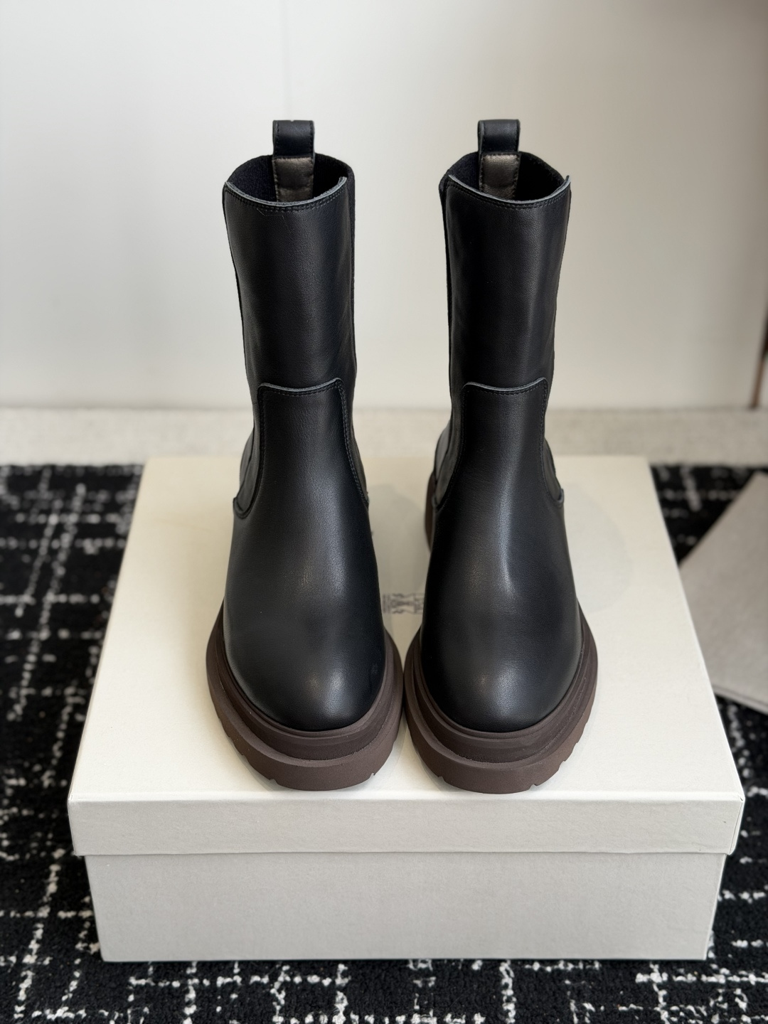 NO:885385,Purchasing agent Brunello Cucineli ss26 new autumn and winter Martin boots are handsome and comfortable on the feet. You must have a pair of BC boots in autumn and winter. BC's brand shoe design basically does not have a 1og0 logo. The style is mainly beige and gray tones. It is very low-key and luxurious, with a full sense of high-end. It is a pronoun of niche and taste~ Although the shoes combine different materials and colors, there is no sense of violation, not exaggerated at all, but make people feel visually comfortable!  The bc family has the ability to combine different colors and materials without having an obvious sense of season. You can be satisfied when you wear them at any time. The fabric is imported cowhide/cow suede. The lining is imported pearlescent sheepskin. The foam outsole is developed one-to-one from the original plate. Suze: #35-42 (40 41 42 is custom-made and cannot be returned or exchanged), boots, brunello cucinelli, chanel, boots, cowhide, sheepskin19860909代购级 Brunello Cucineli ss26 秋冬新款 马丁靴 上脚帅气舒适 秋冬一定要有一双Bc的战靴 BC家的品牌鞋子设计基本没有啥1og0标识, 风格主要以米色 灰色 色调为主,非常低调奢华,高级感满满 小众有品位的代词～鞋子 虽然结合了不同材质不同颜色,但是没有任何违和感,一点也不夸张,反而让人在视觉上感觉舒适！ bc家就是有能力把不同的颜色和材质结合,但又不会有明显的季节感,在任何时候拿出来穿都能让你满意 面料进口牛皮/牛反绒 内里进口珠光羊皮里 大底原板一比一开发发泡大底 Suze: #35-42（40 41 42 定做不退换）,靴子,brunello cucinelli,chanel,boots,cowhide,sheepskin,Women's Shoes
