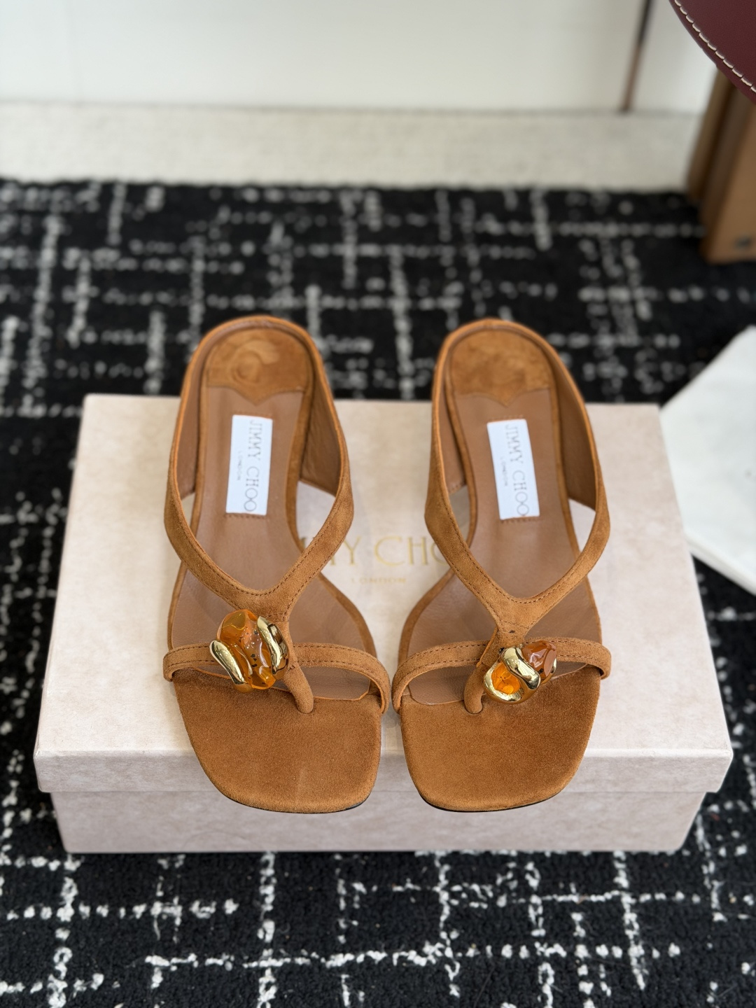 NO:885362,Purchasing agent jimmy choo Emeri26ss summer hot girl outing style, caramel brown vs purple orchid color, one pair understands summer better than the other! The 3.5cm cat heel makes walking with zero burden, the flip-flop design brings a casual sense of relaxation, and the dark amber resin gemstone embellishment is sweet and spicy! The suede leather has a soft texture, so it won't feel stuffy on your feet in summer. It has a luxurious filter when you step on the beach or in a cafe. The caramel brown is gentle and versatile, and the purple orchid color will brighten up the whole summer. It will instantly explode as soon as you put it on your feet! It goes great with suspenders, hot pants, and denim skirts. Whatever you wear, it's an American hottie style, and it will turn heads instantly! Upper sheep suede, lining water-dyed sheepskin, outsole Italian genuine leather, size 35-39 (customized for 40), split-toe shoes, jimmy choo, skirts, sheepskin, chamois leather19860909代购级 jimmy choo Emeri26ss夏日辣妹出街封神款,焦糖棕vs紫蘭花色,一双比一双懂夏天！3.5cm猫跟走路零负担,夹趾设计自带随性松弛感,深琥珀色树脂宝石饰品点缀又甜又辣！麂皮质感软乎乎的,夏天上脚一点不闷脚,踩在沙滩、咖啡馆都自带贵气滤镜 焦糖棕温柔百搭,紫蘭花色直接点亮整个夏天,一上脚直接炸场！配吊带、热裤、牛仔裙都超绝,随便一套就是美式辣妹风,回头率直接爆表！ 鞋面羊反绒 内里水染羊皮 大底意大利真皮底 尺码35-39（40定做）,分趾鞋,jimmy choo,skirts,sheepskin,chamois leather,Women's Shoes