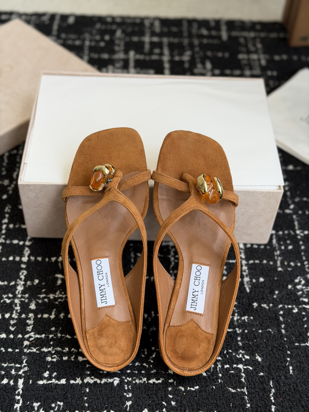 代购级jimmy choo Emeri 26ss夏日辣妹出街封神款，焦糖棕vs紫蘭花色，一双比一双懂夏天