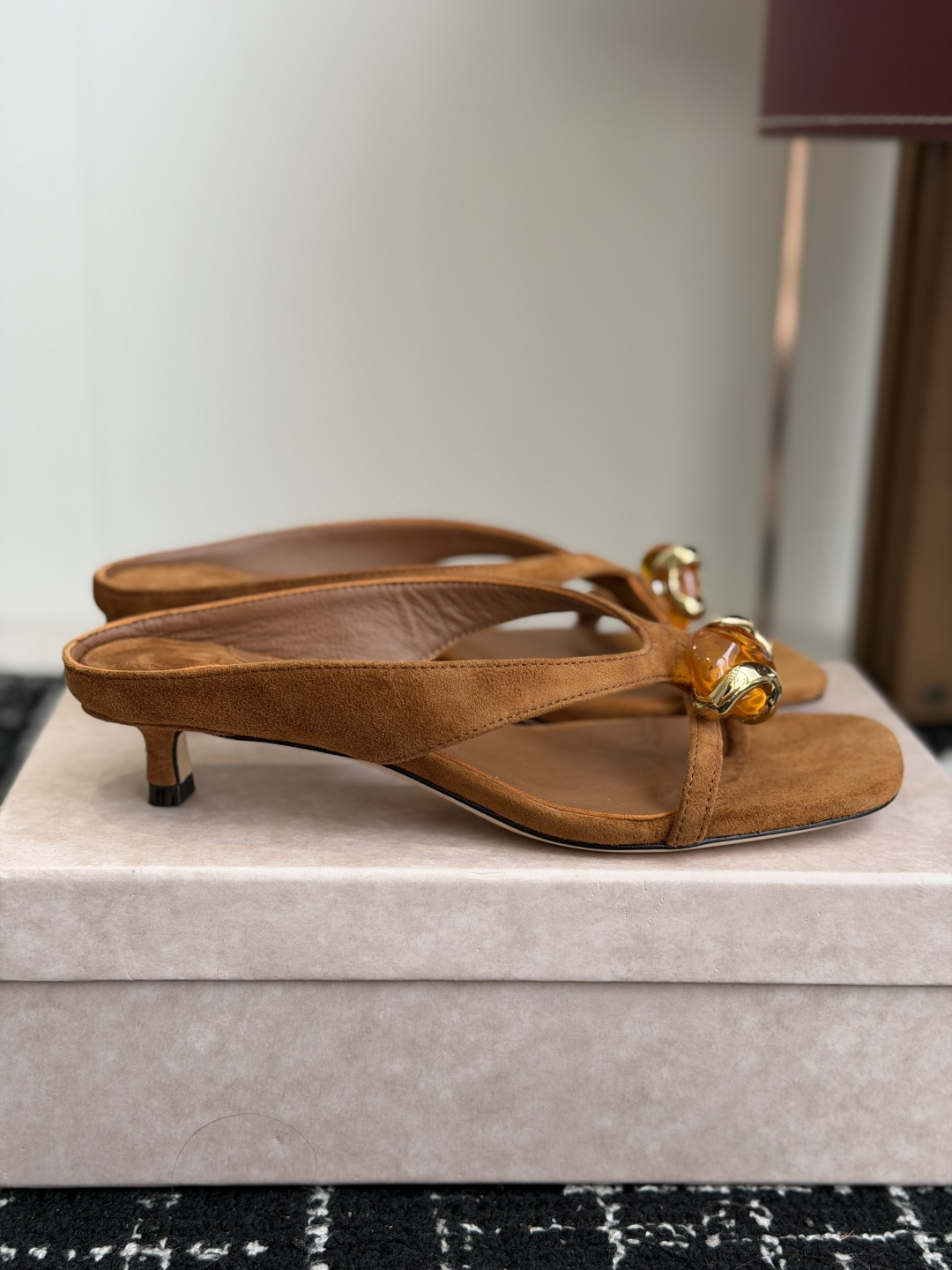 代购级jimmy choo Emeri 26ss夏日辣妹出街封神款，焦糖棕vs紫蘭花色，一双比一双懂夏天