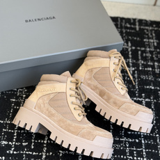 代购级Balenciaga 2026秋冬系列Combat Strike情侣款战靴,硬朗线条与整体造型融合 代购级Balenciaga 2026秋冬系列Combat Strike情侣款战靴,硬朗线条与整体造型融合