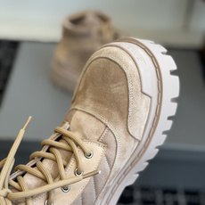 代购级Balenciaga 2026秋冬系列Combat Strike情侣款战靴,硬朗线条与整体造型融合 代购级Balenciaga 2026秋冬系列Combat Strike情侣款战靴,硬朗线条与整体造型融合
