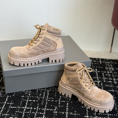 代购级Balenciaga 2026秋冬系列Combat Strike情侣款战靴,硬朗线条与整体造型融合 代购级Balenciaga 2026秋冬系列Combat Strike情侣款战靴,硬朗线条与整体造型融合