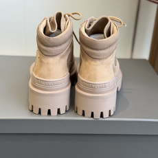 代购级Balenciaga 2026秋冬系列Combat Strike情侣款战靴,硬朗线条与整体造型融合 代购级Balenciaga 2026秋冬系列Combat Strike情侣款战靴,硬朗线条与整体造型融合