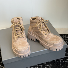 代购级Balenciaga 2026秋冬系列Combat Strike情侣款战靴,硬朗线条与整体造型融合 代购级Balenciaga 2026秋冬系列Combat Strike情侣款战靴,硬朗线条与整体造型融合